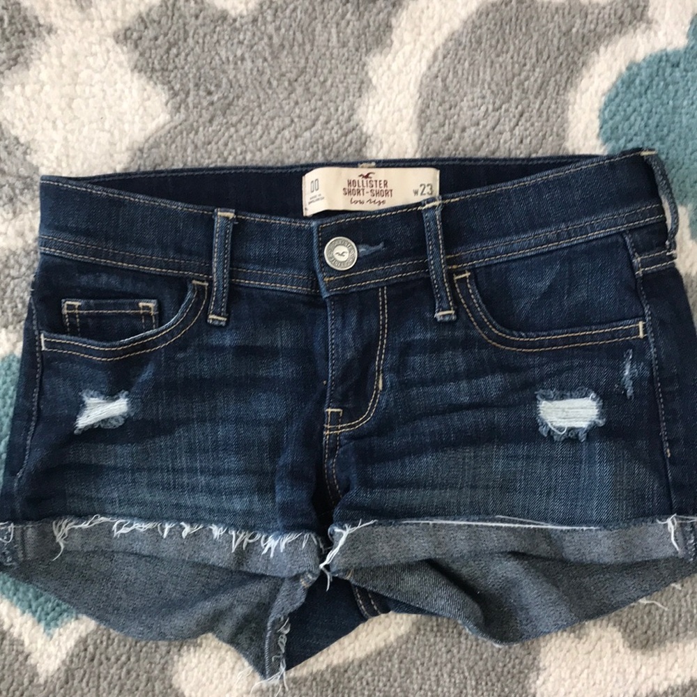 Distressed short shorts